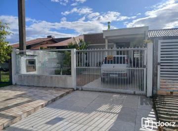 Casa · 69m² · 2 Quartos · 3 Vagas · Casa de 2 dormitórios, com banheiro social, e um living em 2 ambientes, com banh