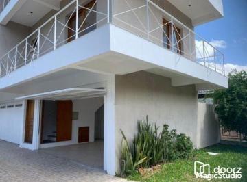 Casa · 194m² · 3 Quartos · 2 Vagas · Casa de 3 Pavimentos com Sacadas, Lareira e Espaço Gourmet