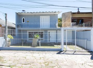 Casa · 250m² · 3 Quartos · 3 Vagas · Casa de alvenaria, com 3 quartos, 1 suíte e 3 vagas de garagem.