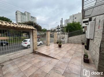 Casa · 139m² · 3 Quartos · 6 Vagas · Duas casas no mesmo terreno – conforto, espaço e excelente localização!