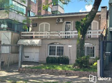 Casa · 175m² · 3 Quartos · 4 Vagas · Casa com 260m² – Excelente localização para moradia ou comércio!