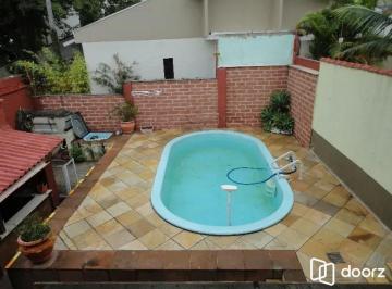 Casa · 200m² · 3 Quartos · 3 Vagas · Casa com três dormitórios, suíte, piscina e 3 vagas.
