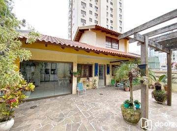 Casa · 198m² · 3 Quartos · 2 Vagas · Casa térrea com edícula e salão de festas próximo ao Iguatemi