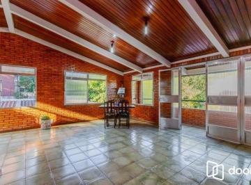 Casa · 242m² · 6 Quartos · 2 Vagas · Casa com 6 quartos, 2 vagas e pátio no Bairro Higienópolis