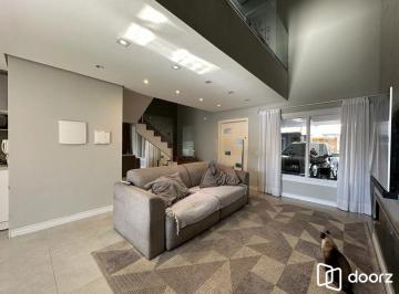 Casa · 231m² · 3 Quartos · 3 Vagas · Casa em condomínio com 3 dormitórios, suíte master, espaço gourmet com piscina.