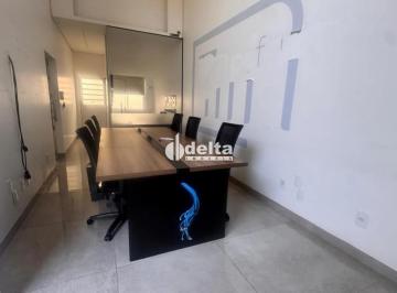 Comercial · 360m² · Casa comercial disponível para locação no bairro Segismundo Pereira em Uberlândia-MG