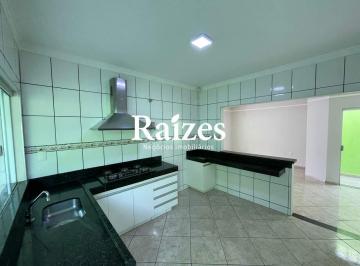 Casa · 185m² · 3 Quartos · 4 Vagas · Casa à venda com 3 quartos sendo 1 suíte no Jardim Patrícia em Uberlândia