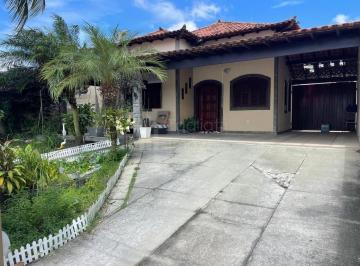 Casa · 320m² · 3 Quartos · 3 Vagas · Casa espaçosa com piscina e área gourmet em excelente localização em Vila Capri