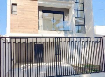 Casa · 213m² · 3 Quartos · 4 Vagas · Sobrado triplex NOVO Água Verde – 213m² área priva