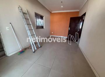 Sala · Casa ampla, familiar e versátil no Tupi — com espaço para morar e empreender
