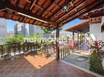 Varanda · Casa de 4 quartos à venda no Jardim América!