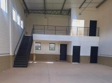 Comercial · 211m² · 4 Vagas · Galpão / Depósito / Armazém para alugar em Centro de 211.00m² com 4 Garagens