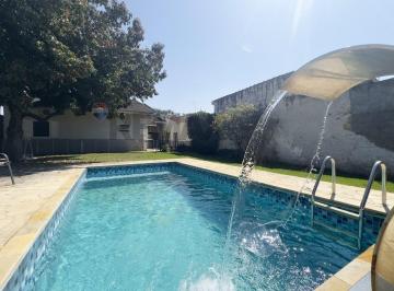 Casa · 202m² · 4 Quartos · 4 Vagas · Casa térrea à venda em Atibaia, com 4 dormitórios, suíte, piscina e amplo quintal