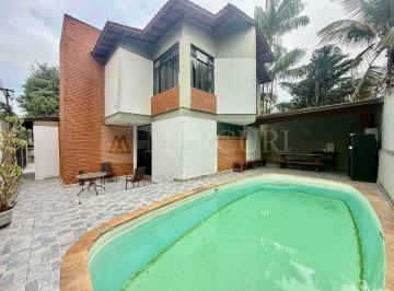 Casa · 204m² · 4 Quartos · 8 Vagas · Casa residencial à venda no Guarujá (SP) | 4 suítes, piscina e quintal