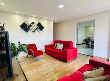 Casa · 360m² · 6 Quartos · 8 Vagas · Duas casas individuais à venda em lote 360m², com três quartos e oito vagas de garagem no bairro Pet