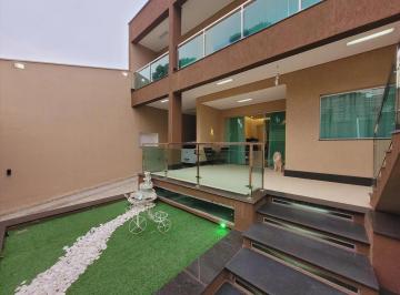 Casa · 390m² · 4 Quartos · 5 Vagas · Casa a venda com 04 Quartos 03 suítes 05 vagas, piscina e área gourmet no Jardim Riacho