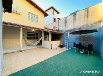 Casa · 405m² · 6 Quartos · 4 Vagas · Casa em Lote de 405m² com 03 quartos sendo 01 suíte e 04 vagas no Bairro Jardim Riacho das Pedras. 