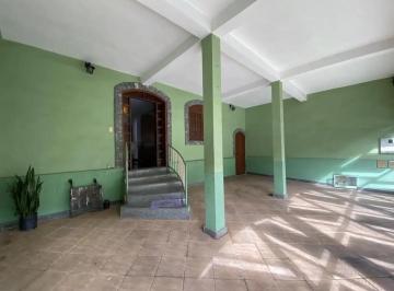 Casa · 180m² · 6 Quartos · 3 Vagas · Casa cinco quartos em meio lote no bairro Jardim Califórnia