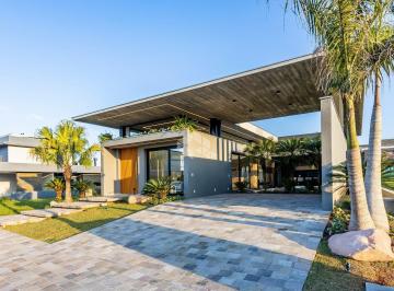 Casa · 295m² · 4 Quartos · 2 Vagas · Casa de alto padrão em construção em condomínio fechado