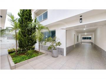 Casa · 200m² · 5 Vagas · Sobrado comercial com 4 salas, refeitório, banheiros, 5 vagas de garagem.