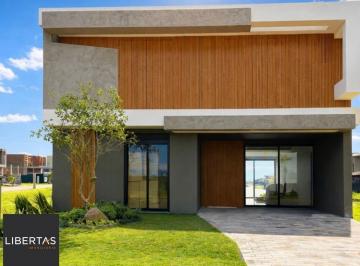 Casa · 260m² · 5 Quartos · 2 Vagas · Viva a Experiência do Alto Padrão Pronto para Morar: Casa Contemporânea com 5 Su