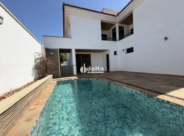Casa · 460m² · 4 Quartos · 4 Vagas · Casa residencial com 4 quartos sendo 3 suítes disponível para locação no bairro Fundinho em Uberlând