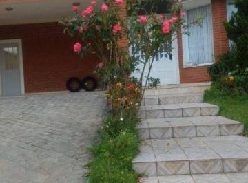 Casa · 223m² · 4 Quartos · Casa de Condomínio para alugar em Morada Das Flores (aldeia Da Serra) de 223.00m² com 4 Quartos e 4 