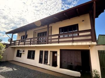 Foto 01 · Venha conhecer essa casa residencial à venda no Bairro João Costa, em Joinville. Localizada em uma
