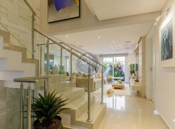 Casa · 220m² · 4 Quartos · 4 Vagas · Casa com três pavimentos em condomínio clube no Gu