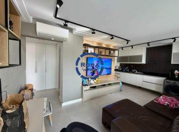 Apartamento · 68m² · 2 Quartos · 1 Vaga · Condomínio Igloo – Pompéia | 2 Dormitórios | Móveis Planejados | Varanda Gourmet | Próximo à Praia |