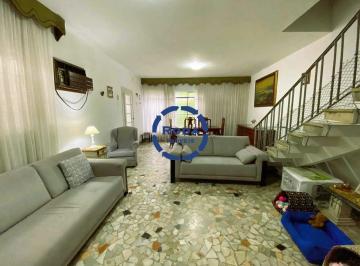 Casa · 200m² · 3 Quartos · 5 Vagas · Casa | Sobrado | 3 dormitórios | 5 vagas de garagem | 1 quadra da praia à venda no José Menino!