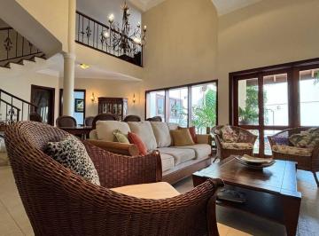 Casa · 407m² · 3 Quartos · 4 Vagas · Casa com 3 dormitórios e piscina no Jardim Liberdade Jundiaí | R$1.980.000