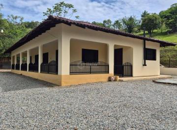 Casa · 3 Quartos · 1 Vaga · Locação anual: Casa com 3 quartos // área arborizada // Camboriú