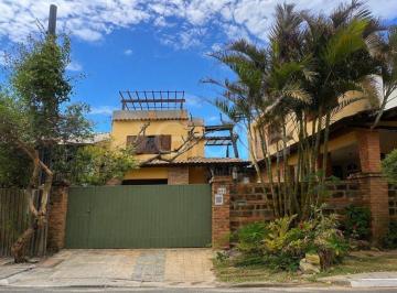 Casa · 270m² · 5 Quartos · 2 Vagas · Casa de 270m² com 5 dormitórios na Armação