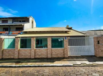 f29528e9-35c1-4072-a9f4-3efb76abb02b · Elegante casa para venda em São João com 3 quartos, sendo 1 suíte, 180m²