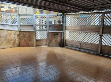 Casa · 180m² · 3 Quartos · 2 Vagas · Sobrado com 3 quartos, sala, cozinha, 2 banheiros, quintal e 2 vagas de garagem.