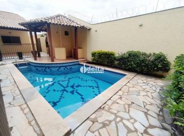 Casa · 216m² · 3 Quartos · 6 Vagas · Casa com 3 quartos sendo 1 suíte disponível para locação no bairro Jardim Karaíba em Uberlândia-MG