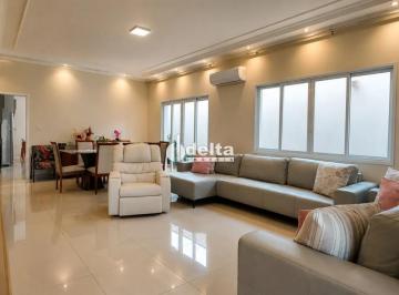 Casa · 360m² · 4 Quartos · 3 Vagas · Casa com 4 quartos sendo 2 suíte disponível para venda no bairro Santa Mônica em Uberlândia-MG