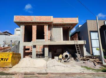 Casa · 210m² · 3 Quartos · 4 Vagas · Casa para venda em PINHEIRO de 210.00m² com 3 Quartos, 3 Suites e 4 Garagens