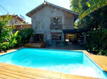 Casa · 290m² · 5 Quartos · 2 Vagas · Casa disponível para locação anual com 5 suítes (2 no térreo), a apenas 350 metros da praia em Juque