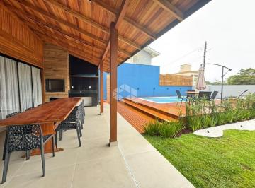 Casa · 230m² · 3 Quartos · 3 Vagas · Casa de 3 Dormitórios com Piscina em Mariscal