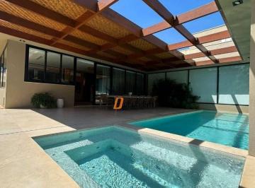 Casa · 400m² · 3 Quartos · Casa de Condomínio para venda em Centro de 400.00m² com 3 Quartos e 3 Suites