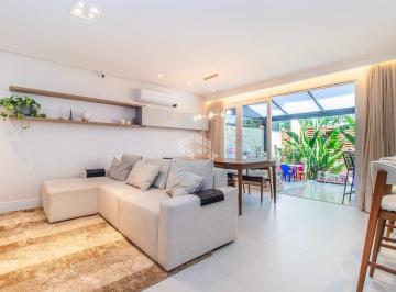 Casa · 231m² · 3 Quartos · 2 Vagas · Casa em condomínio, reformada e impecável!