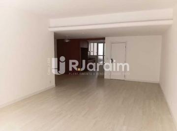 Apartamento · 160m² · 3 Quartos · 1 Vaga · Apartamento reformado em Copacabana, na quadra da praia, com 3 suítes e 1 vaga n