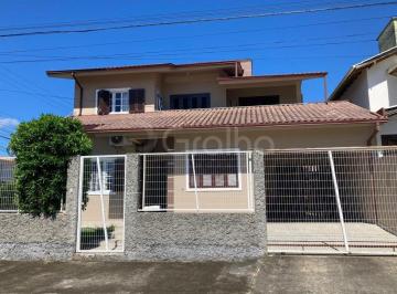 Casa · 239m² · 5 Quartos · 2 Vagas · Casa a venda com 5 quartos , no bairro Carianos em Florianópolis