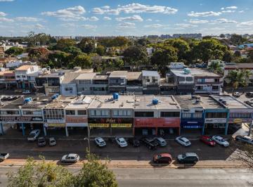 Comercial · 180m² · Tem coisa que uma reforma muda. Localização não é uma delas.