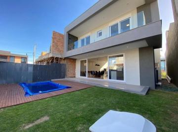 Apartamento · 300m² · 4 Quartos · Sobrado novo mobiliado com piscina aquecida
