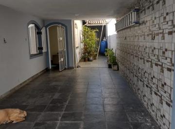 eb7d8a68-4cca-4763-b98c-6478e20deeb5.jpg · Casa com 4 dormitórios próximo à praia no bairro Suarão