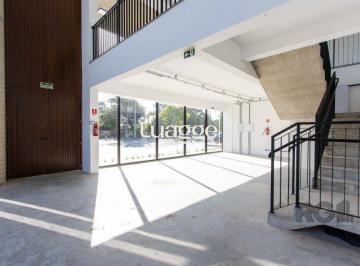 img82878892 · O empreendimento Pedra Redonda Strip Mall foi projetado para atender marcas prem