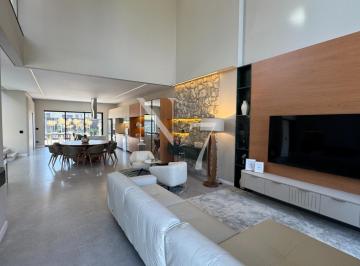 Casa · 325m² · 3 Quartos · 4 Vagas · Casa Nova em Condomínio Mobiliada, Decorada, Elevador, 3 Suítes e Escritório.